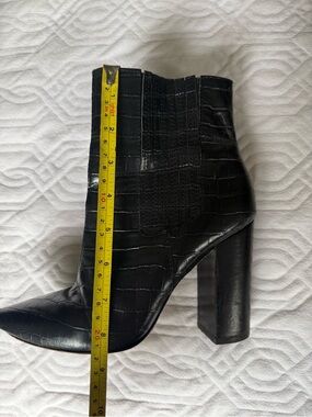 Pour La Victoire Croc-Embossed Leather Ankle Boots